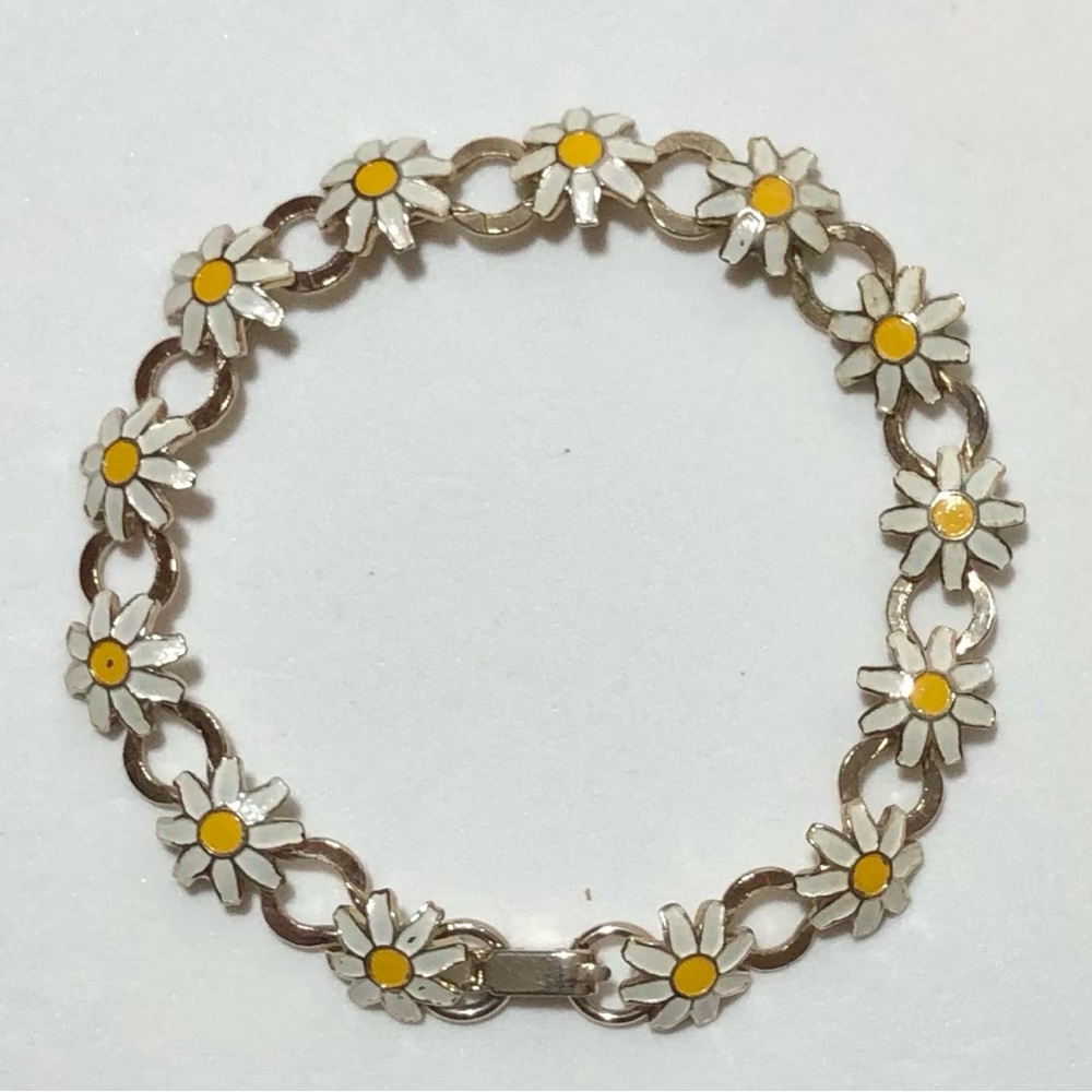 🌼Vintage 1980’s MCM Dainty White/Yellow Enamel Daisy Gold-Tone Linked Bracelet🌼